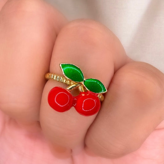 Anillo_cereza_esmaltada_en_oro_laminado