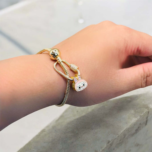 Brazalete_labubu_rosa_mas_broche_de_barril