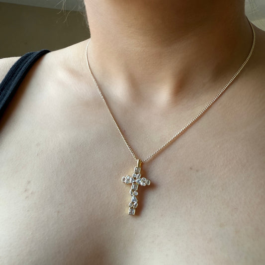 Dije_y_cadena_de_cruz_geometrica_en_oro_laminado