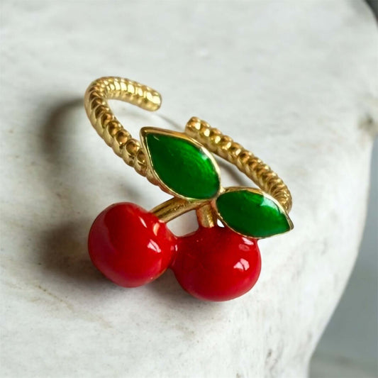 Anillo_cereza_esmaltada_en_oro_laminado