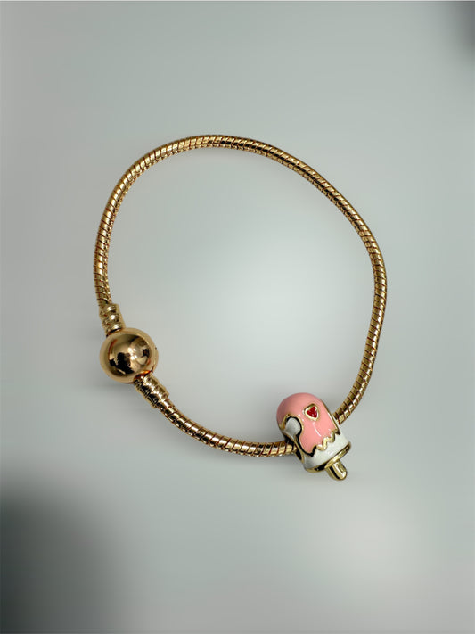 Brazalete_de_oro_laminado_con_broche_de_burbuja_y_charm_de_paleta_de_helado_rosa