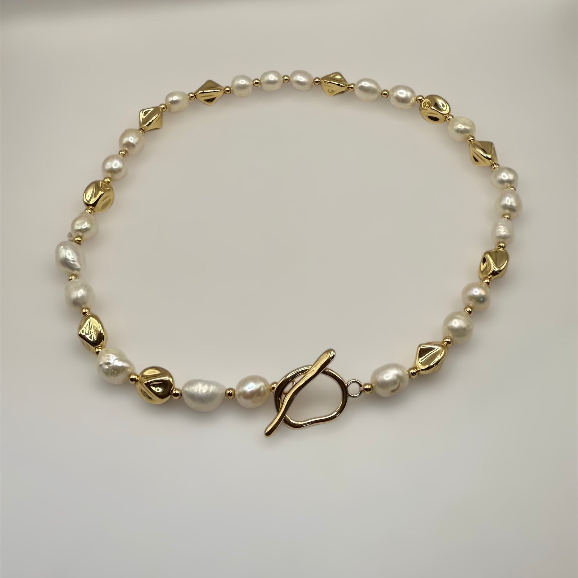 Collar_de_perla_cultivada_y_oro_laminado_con_broche_de_ojal