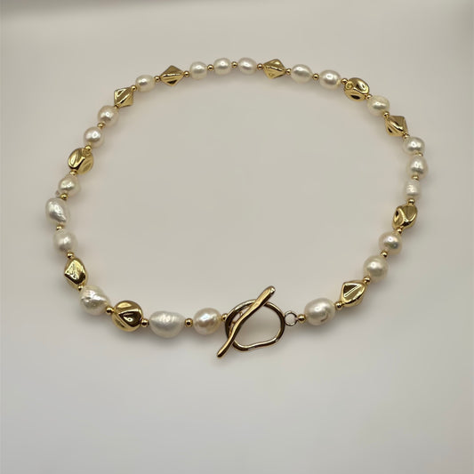 Collar_de_perla_cultivada_y_oro_laminado_con_broche_de_ojal