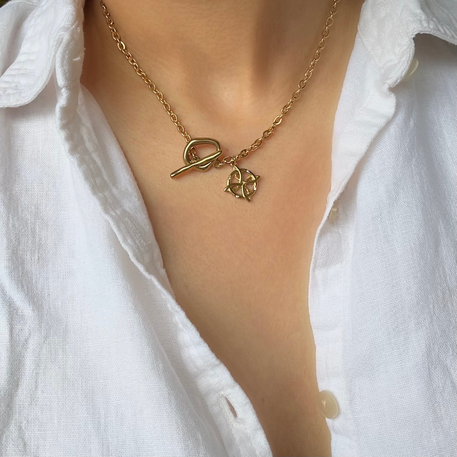 COLLAR CON DIJE NUDO DE BRUJA