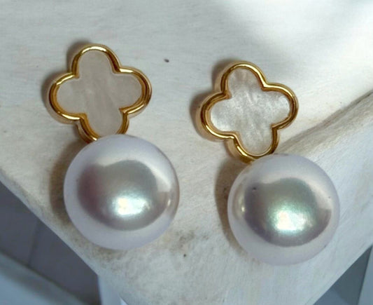 Pendiente_en_oro_laminado_de_trebol_y_madre_perla