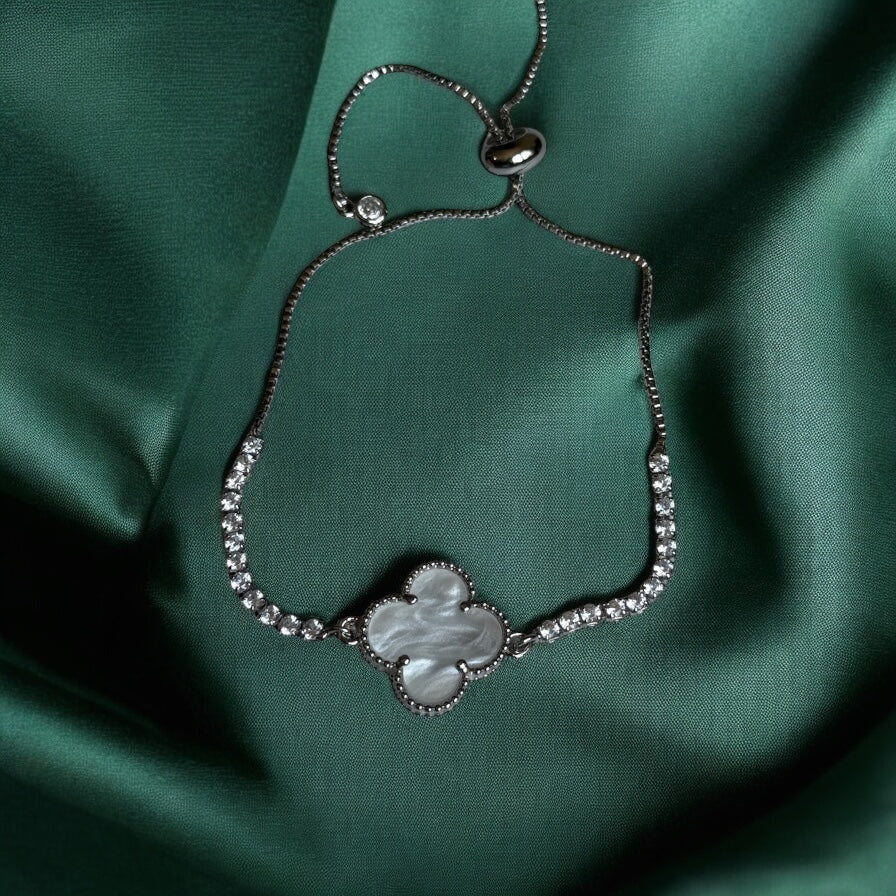 Pulsera_de_rodio_con_zirconias_y_trebol_con_madre_perla