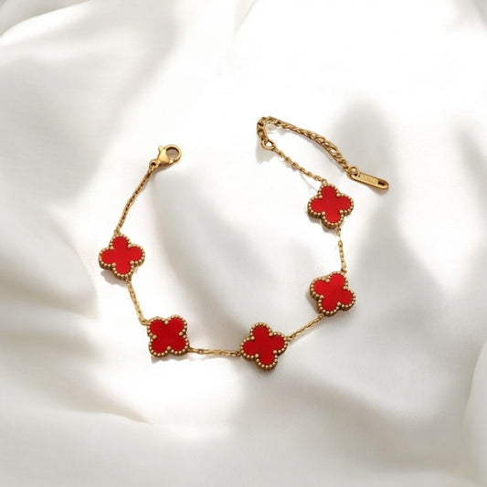 Pulsera_oro_laminado_14k_con_treboles_rojos_inspirada_en_disenos_franceses