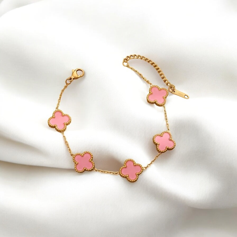 Pulsera_oro_laminado_14k_con_treboles_rosas_inspirada_en_disenos_franceses