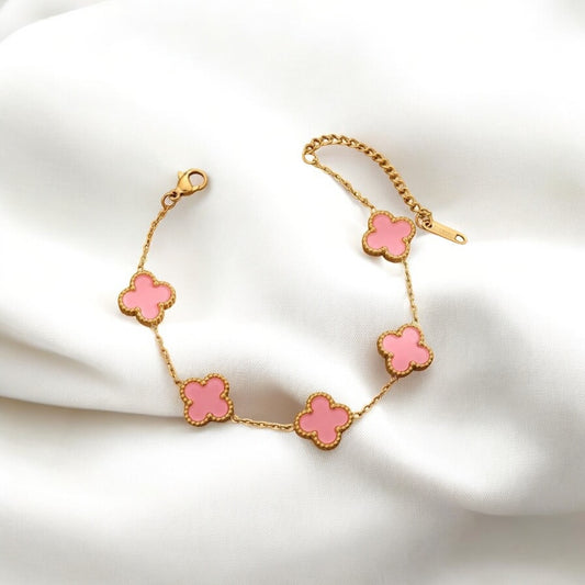 Pulsera_oro_laminado_14k_con_treboles_rosas_inspirada_en_disenos_franceses